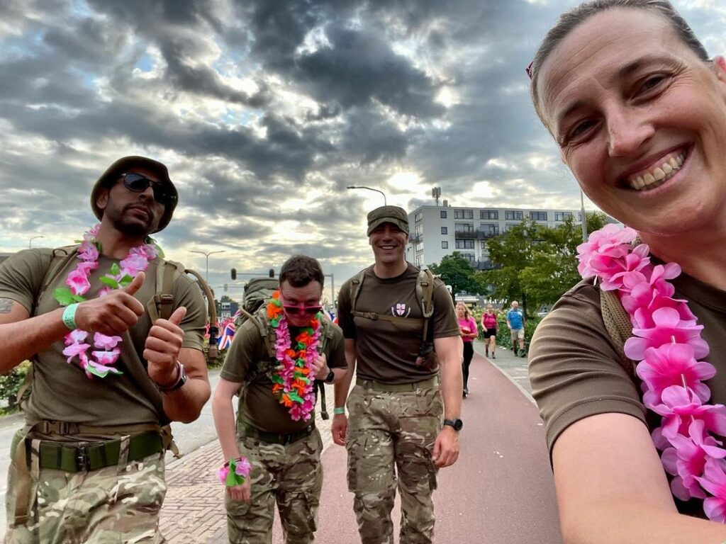 nijmegen march soliders with leis